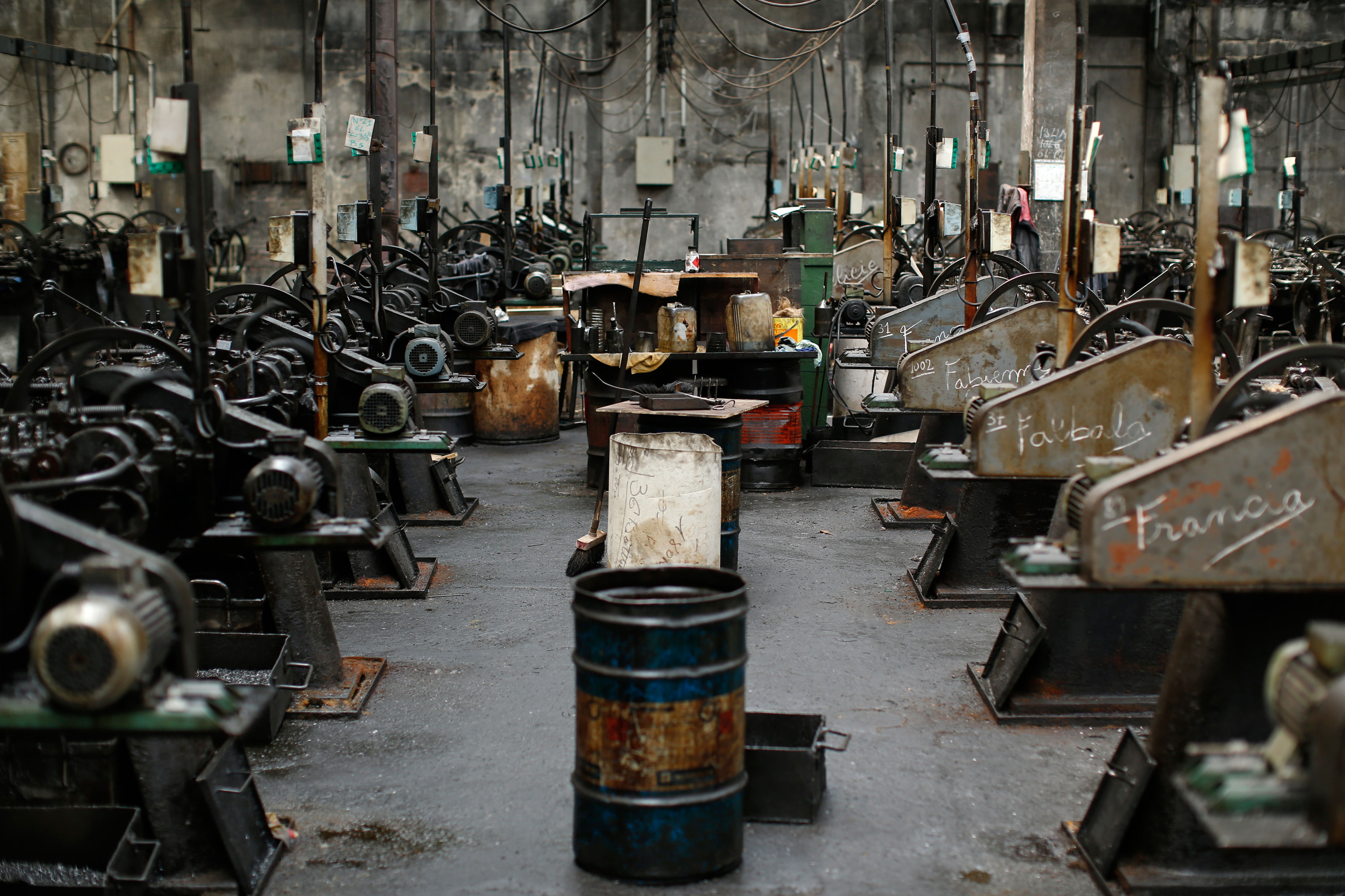 Manufactured 1. Станок по производству гвоздей. Цех производства гвоздей. Проволочно гвоздевой станок.