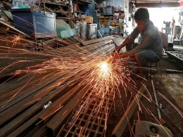 Demonetisation drags India factory output growth lower in November